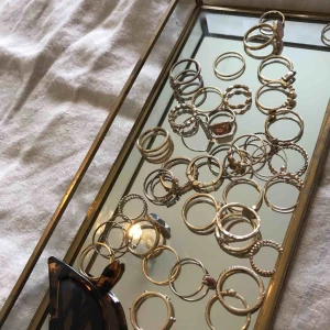  - RINGAR! Ett stort antal ringar! Färgen har släppt på vissa, men är fortfarande fina. Alla ringar på bilderna får man för priset! 