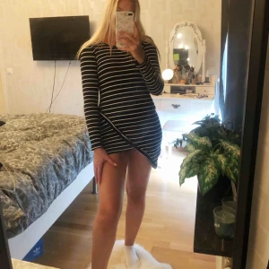  - skitsnygg randig klänning 😍 aldrig använd, säljer pga den var för kort för mig, tillkommer frakt 