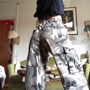  - Gråa cargobyxor, står storlek 32 men passar mig som brukar ha typ 36. Går att justera midjan bak. Hyfsat använda så är inte i toppskick men normala! Gråa. Frakt tillkommer 70 kronor. 