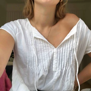  - Supersöt tröja från oss Molly passar de flesta då den är ganska oversized jag är vanligtvisst en s å dem sitter sådär på mig köpt för 1000kr, knappt använd🦋