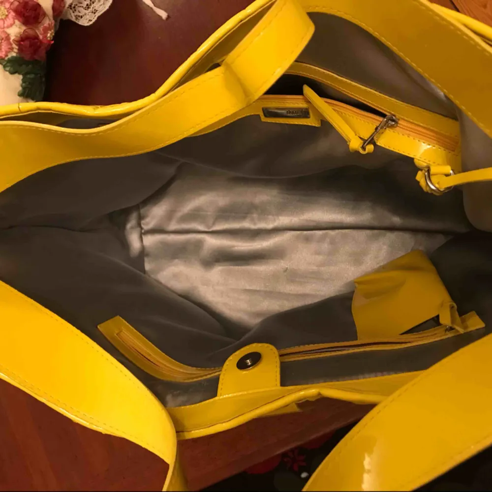 Big size yellow charol väska.  Med olika fickor och fack.   Donna. Väskor.