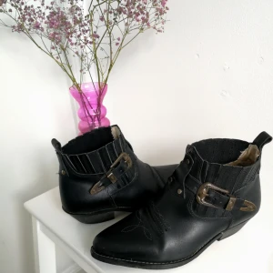  - Supersnygga låga cowboy boots i fake-lether. Skulle 100% behållit och använt varje dag typ om de inte va liite små för mig. Superfint skick, köpte dem på humana för 450 kr, använda ca 2 grr av mig och ser annars knappt använda ut 🌼