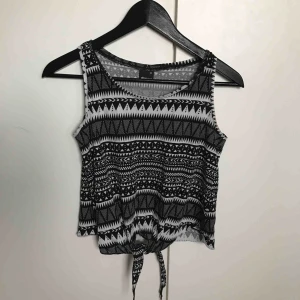  - ett mönstrat linne från ginatricot 🖤 man knyter det längst ner som man själv vill. använt några få gånger. frakt tillkommer!