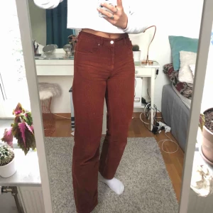  - Mörkoranga/rost röda Manchesterbyxor från karve. Köpta från carlings för 699kr. Väldigt bekväma och bra skick 