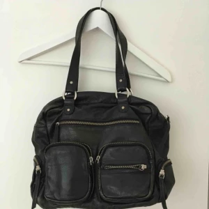  - Väska med många fickor och fack. Praktisk och perfekt storlek. Äkta skinn!  