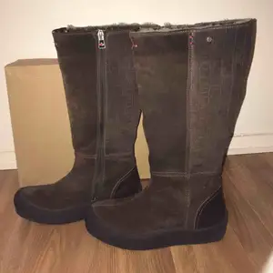 I bought these comfortable and warm Canada Snow brown boots in a sail for 2000 SEK last winter, but sadly they are a little bit small for me. These boots are made of natural leather with lamb wool inside.