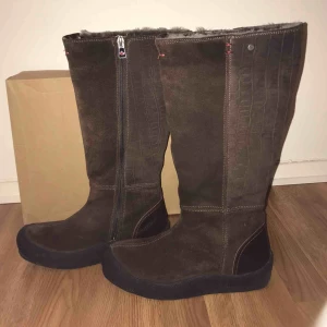 - I bought these comfortable and warm Canada Snow brown boots in a sail for 2000 SEK last winter, but sadly they are a little bit small for me. These boots are made of natural leather with lamb wool inside.