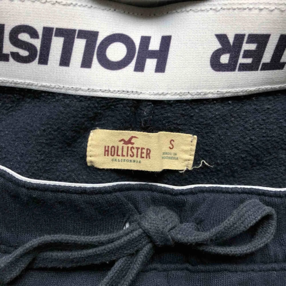 Mjukisshorts från Hollister i fint skick! Säljer då de är en aning för stora för mig. Frakt tillkommer💫. Shorts.