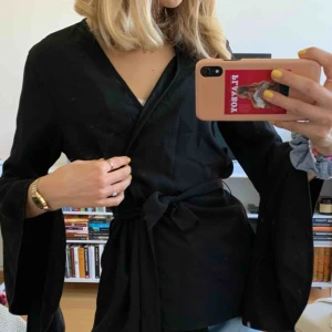  - Blus från zara med utsvängda armar och tillhörande midjeband. Köpare står för frakt. 