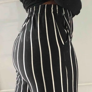  - Svart och vitrandiga stretchiga byxor från berska. Skit bekväma. Möts i Stockholm, köparen står för frakt annars