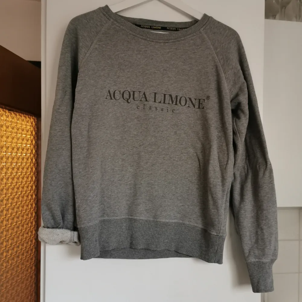 Aqua Limone hoodie, en liten fläck och ett litet hål (syns på tredje bilden) därav det billiga priset, frakten ingår 🍋. Hoodies.