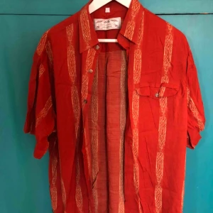  - Sjukt cool skjorta köpt på second hand 💫  Köpare betalar frakt ❤️