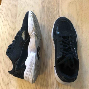  - Använda adidas Falcon men i mycket gott skick.  Kan fraktas eller hämtas upp i Stockholm. Frakt tillkommer. Säljs pga försmå. 