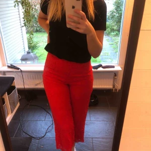  - Röda byxor i coolt material! Slutar vid vaden ungefär.🥰 Aldrig använda. Köpare står för eventuell frakt!!