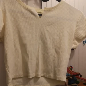  - En jätte fin tröja som jag tror kommer ifrån gina tricot men är it säker eftersom lappen är bort klippt. Använd men förfarande fin kvalité. Köparen står för frakten❤️