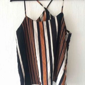  - Fint oanvänt linne med korsade band och öppen rygg. 