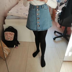  - Superfin jeanskjol från Monki som tyvärr är för liten för mig. Möts upp i Stockholm eller skickas mot porto. 