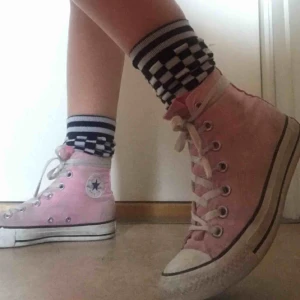  - Rosa Converse i storlek 36. Definitivt använda men hela och kan tvättas upp innan jag skickar dem. Med ett par nya snören lär de bli väldigt fräsha! 150 kr inkl frakt
