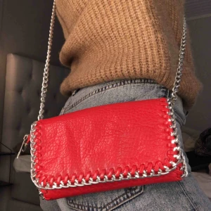  - Grymt snygg väska från Tiamo! Nypris ca 450kr säljer nu för  175kr eller högstbjudande. Dock lite skitig på baksidan som man ser på sista bilden men de var inget som störde mig. Använd ca 10 ggr. Frakt tillkommer!