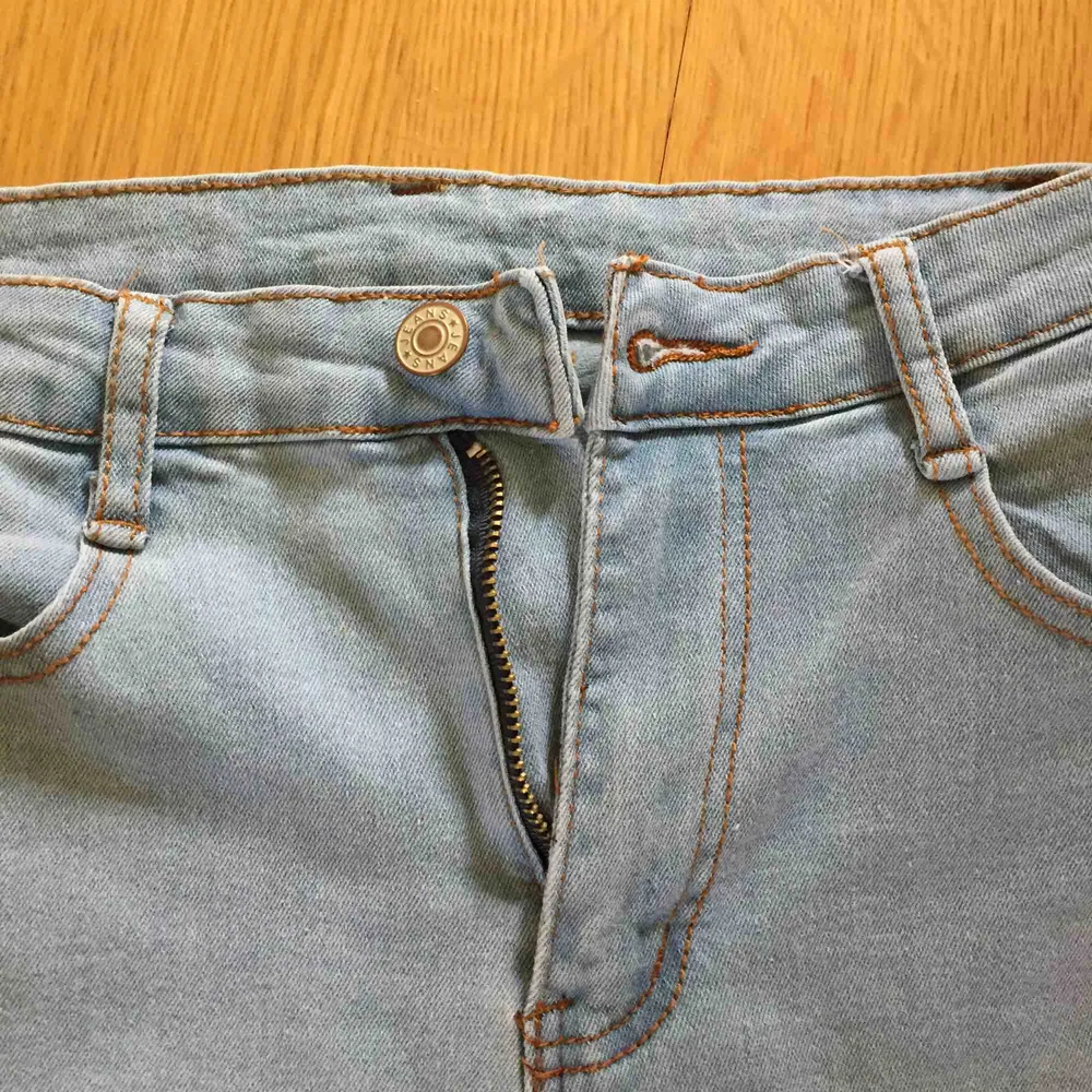 Ett par jeans från SHEIN. Har aldrig använder dem och är i bra skick. De sitter lite tajtare och har hål på knäna samt en uppvikt kant vid slutet på benen. PS: tar bara frakt och det kostar 70 kr🔥💗. Jeans & Byxor.