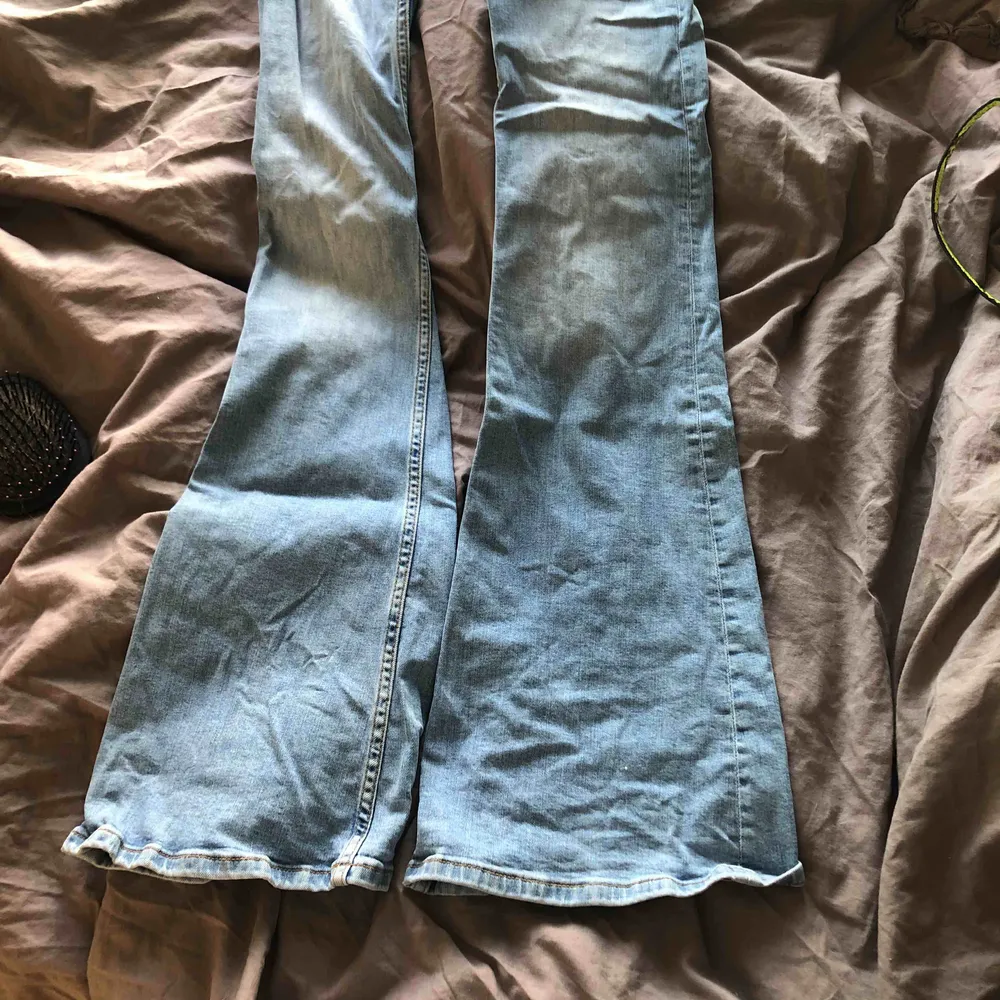 Ljusa bootcut jeans från zara. Aldrig använda, små storleken! Helt sprillans. . Jeans & Byxor.