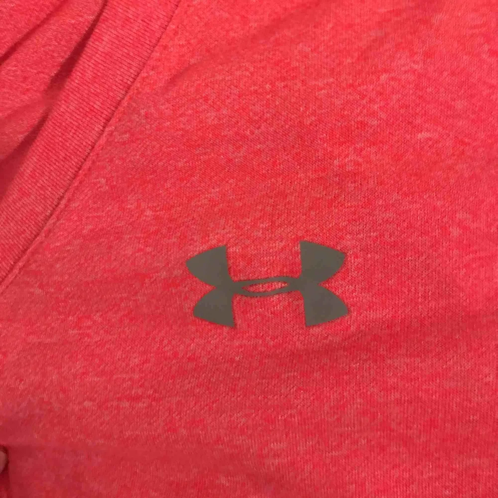 Fin underarmour tröja med härlig rosa färg. Max använd 1-2 gånger, fint skick! Inte nopprig eller sliten. Frakt ingår 😊 hör av dig vid frågor 👍🏼 lapp avklippta men storlek är s/xs.. T-shirts.