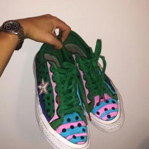  - Skor från Converse som jag målat på med textur färg. Använd men i bra skick! 