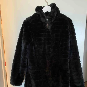  - Säljer en snygg pälsjacka från vila Storlek m Sparsamt använd Fejkpäls  Två fickor i kappan Köparen står för frakten 80 kr 