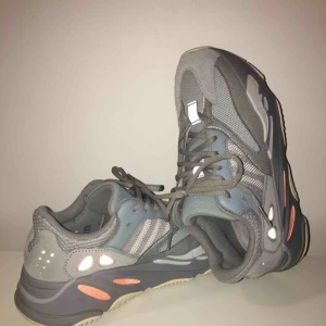  - Yeezy boost 700 inertia EXTREMT bra kopior, syns absolut ingen skillnad från originalet. Betalade 1800 därav priset. Säljer dessa  babies då jag tycker wave runners är finare på mig. Har använt dem två gånger och varit extremt rädd om dem. Storlek 37-38