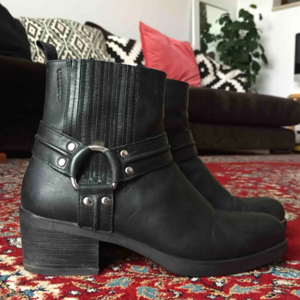 Boots från Vagabond i skinn. Gott men använt skick = ingådda :) klacken är omsulad.   Betalning sker med Swish. Kan hämtas upp på Södermalm eller i Hökarängen, Stockholm.. Skor.