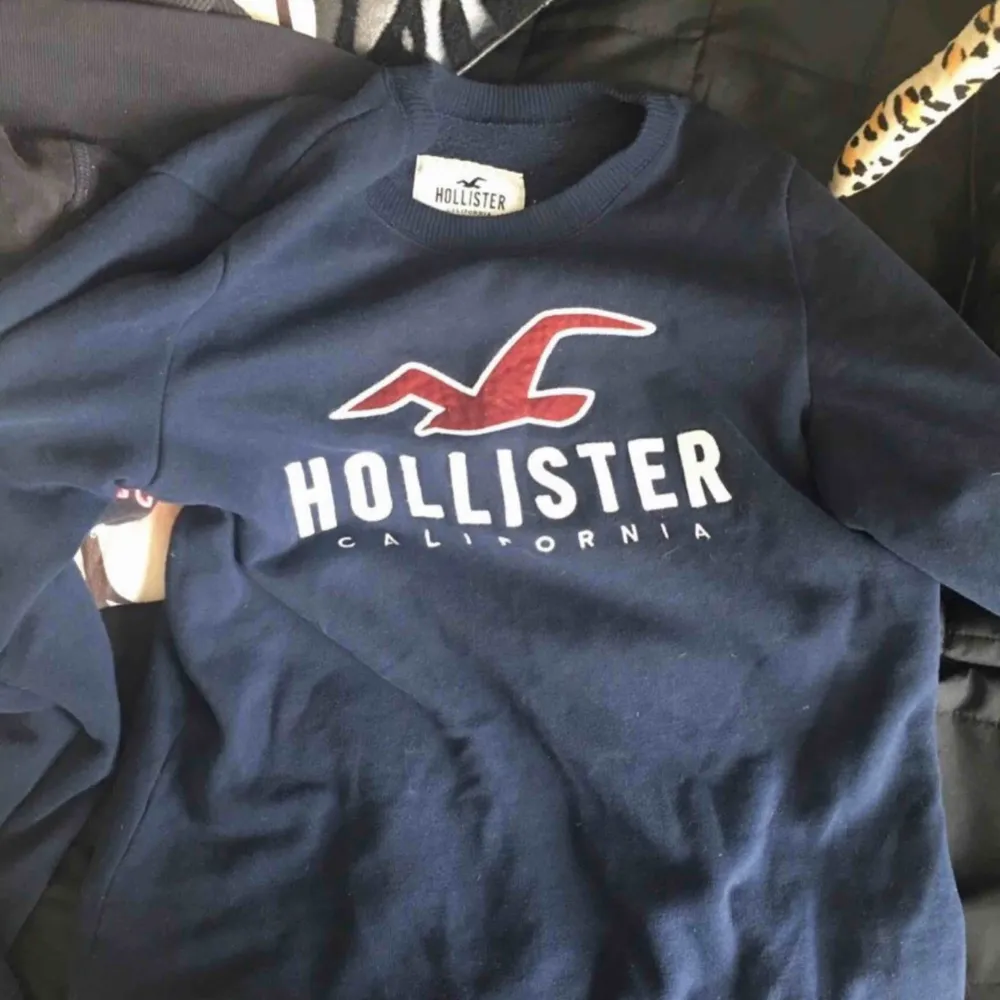 Säljer 2 Hollister sweatshirts , storleke s. 150kr/st. Hoodies.
