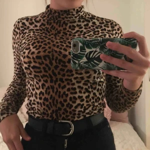  - Superfin leopard polo. Passar både till vardags och festliga tillfällen. Använd fåtal gånger och även super strechig och skönt material. Går att använda som xs och m💓