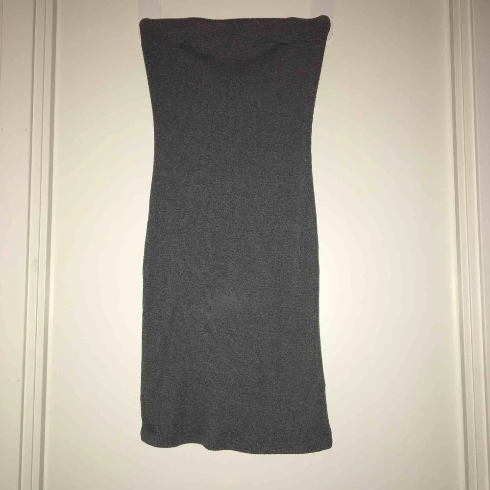 Jätte fin och i skick som om den vore ny. Ribbad grå tubklänning kan fungera som kjol men det är en klänning! ✨☺️ passar S-XS . Klänningar.
