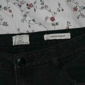  - Ett par straight leg jeans använda fåtal gånger, storlek 40. Möts upp i stockholm  nypris: 599kr