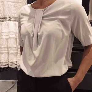  - Jättefin CLASSY ljusgrå blus, aldrig använd! 🌸 🗯fraktar alltid med video/bildbevis, frakt står köparen för (63kr)🗯