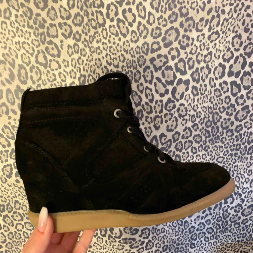 Säljer svarta skor från Pavement, ser ut som Isabel Marant. Använda endast 1 gång så ser ut som nya. Köpta på Jackie i Stockholm för 1199kr. Säljer för 300 + frakt! Hör av dig om du vill ha mer bilder. . Skor.