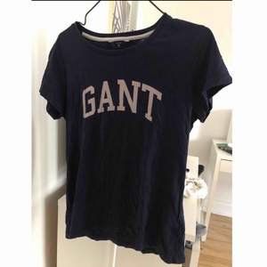 Gant T-Shirt Ny pris 299kr Storlek S Marinblå kortärmad GANT T-shirt