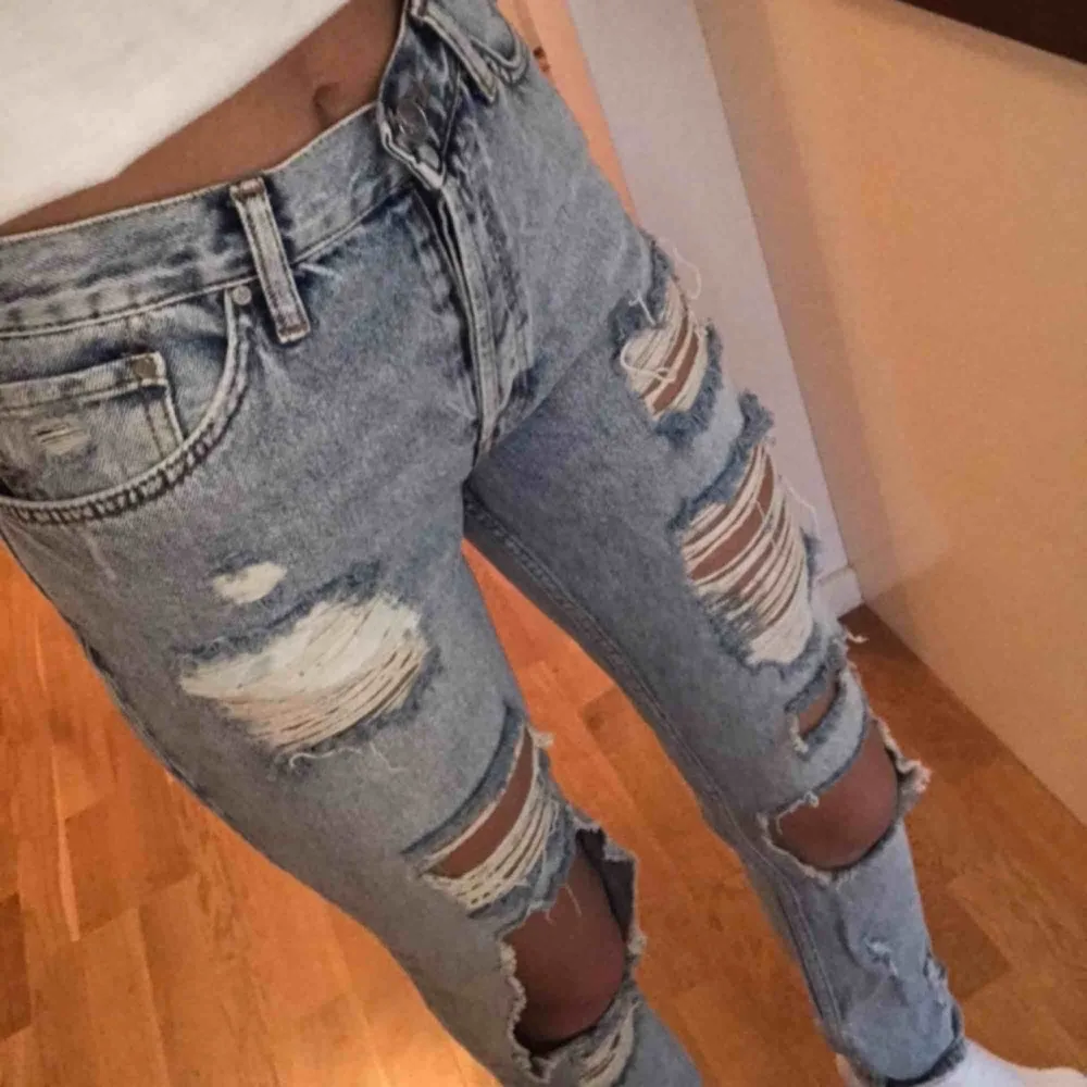 Blåa jeans med hål från BikBok. Använda fåtal gånger och i fint skick! Nypris 500kr. Kan mötas upp i Uppsala eller frakta🥰. Jeans & Byxor.