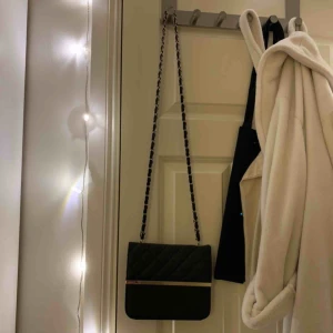  - Svart axelbandsväska i mycket fint skick! Köparen står för frakten