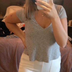  - En vanlig grå t-shirt Sällan använd Passar både M och L