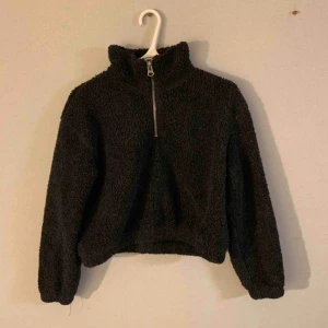  - Skit snygg och varm Teddy half-zip från Weekday! Älskar denna men säljer pga den inte kommer till användning längre :/ frakt tillkommer!