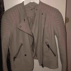  - ljusgrå mockajacka från hm, knappt snvänd, säljer för använder ej, det är xs fast passar s med, köparen står för eventuell frakt!:)