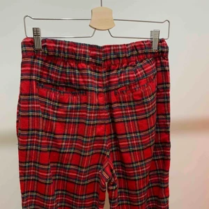  - Mysiga plädbyxor från Urban Outfitters herravdelning. Sitter löst typ som chinos fast med dragsko i en högre midja. Supersköna.