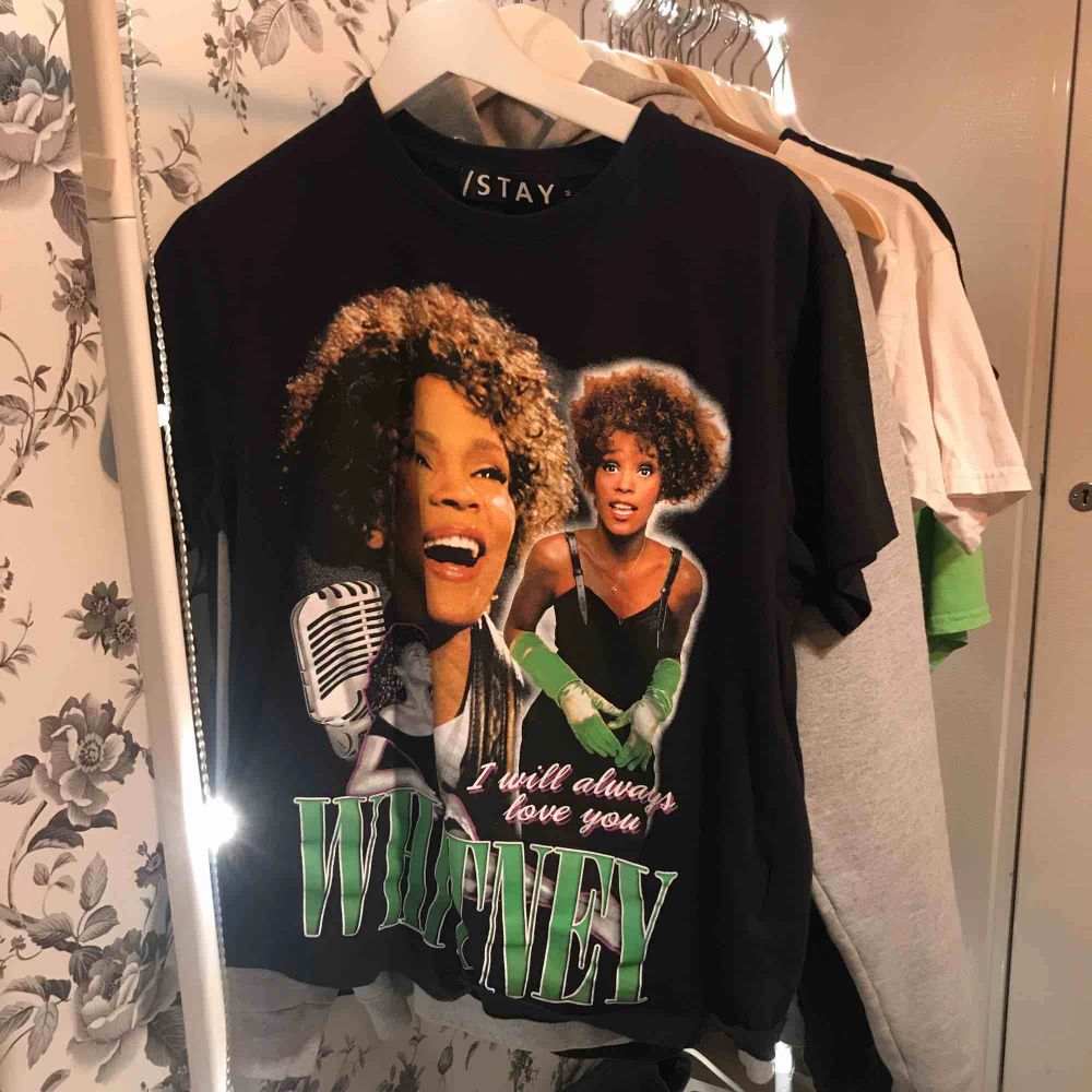 Fett cool Whitney tröja köpt på carlings🤩🐉  Använd max 2 ggr. Frakten står köparen för. T-shirts.