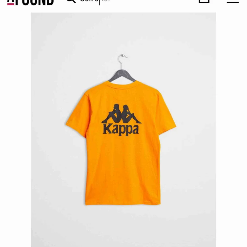 Orange kappa t-shirt i storlek S Sitter jätte bra på men det är inte min stil längre. Skriv för fler bilder.  Väldigt bra skick Fraktar. T-shirts.