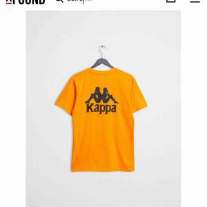 Orange kappa t-shirt i storlek S Sitter jätte bra på men det är inte min stil längre. Skriv för fler bilder.  Väldigt bra skick Fraktar