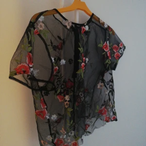  - Genomsklnig topp från Carlings. Köpt för ett år sen, använt 1 gång Mötas upp eller frakt om köparen står för övrig kostnad. 