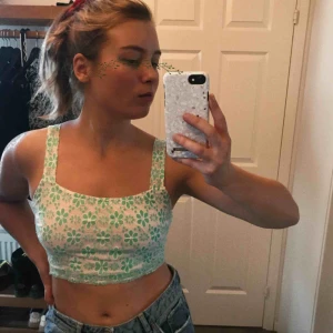  - Croppad linne i fin modell och härliga färger! Inte stretchig, lite tight på mig som har S/M. Passar nog någon som har storlek S perfekt. 