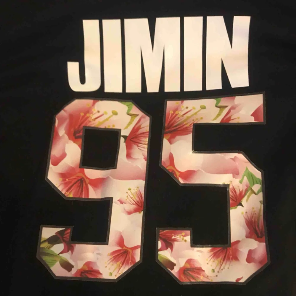 Jättefin BTS sweater merch med ”JIMIN” och hans födelseår ”95” på. Knappt använd! Säljer för 50 kr, inklusive frakt. . Tröjor & Koftor.