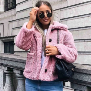  - En Oanvänd Teddy jacka från Zara i storlek M Köpte den i vintras för 699kr. Säljer den pga är för stor för mig   🔅Kan mötas upp i Stockholm  